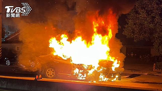 台南官田一輛黑色轎車突然原地自燃，火勢猛烈吞噬了整輛車。（圖／TVBS）