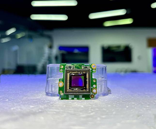 This photo taken on Nov. 5 shows a new type of real-time imaging sensor developed by the research team from Beijing Institute of Technology in Beijing, capital of China. (Xinhua/Zhao Xu)