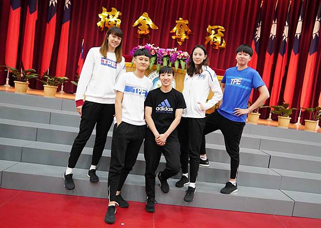 2019拿坡里世大運女籃隊5位球員化身模特兒，展示今年團服。(大專體總提供)