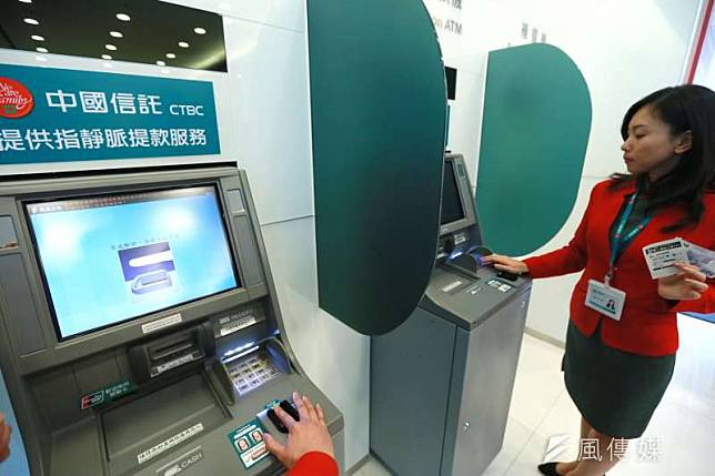中信銀行ATM將提供「振興三倍券」現金提領服務。(新新聞資料照片 柯承惠攝)