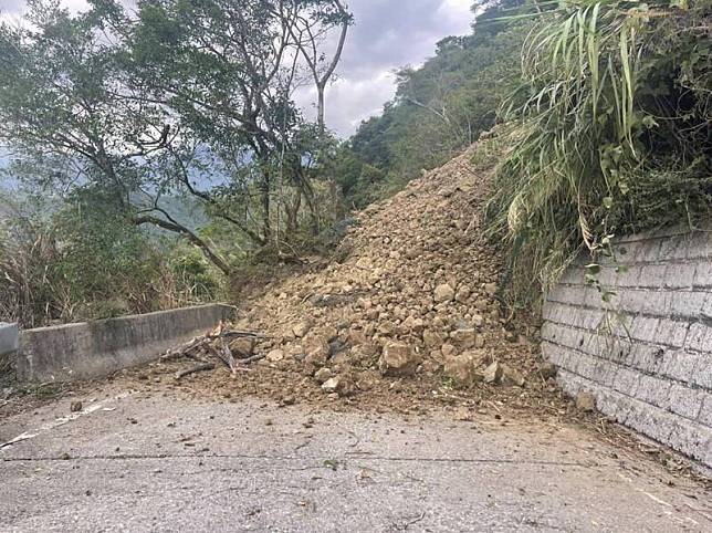 花蓮六十石山聯外道路遭土石掩埋被迫中斷。(圖翻攝自Kolas Yotaka臉書)