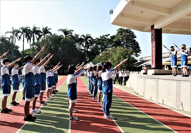 南光高中希望學生藉由宣誓燃起鬥志，全力衝刺錄取理想大學。（校方提供）