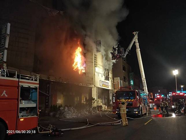 彰化市地標15樓高「喬友大廈」今晚驚傳大火，雲梯車搶救。(記者湯世名翻攝)