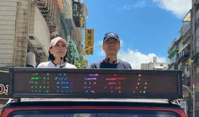 王鴻薇(左)今找趙少康(右)陪同車掃。(翻攝王鴻薇臉書)