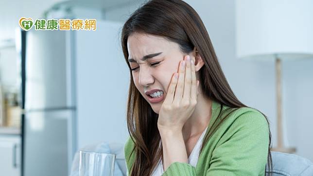 胃食道逆流不僅上述影響，當牙齒出現表層凹洞、中間特別黃，就顯示牙齒的琺瑯質被胃酸破壞，應盡速就醫治療。