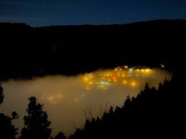 宜蘭太平山莊今晚入夜起霧亮燈出現夢幻琉璃光，被戲稱是另類海市蜃樓。(圖由太平山莊襄理徐俊聖提供)