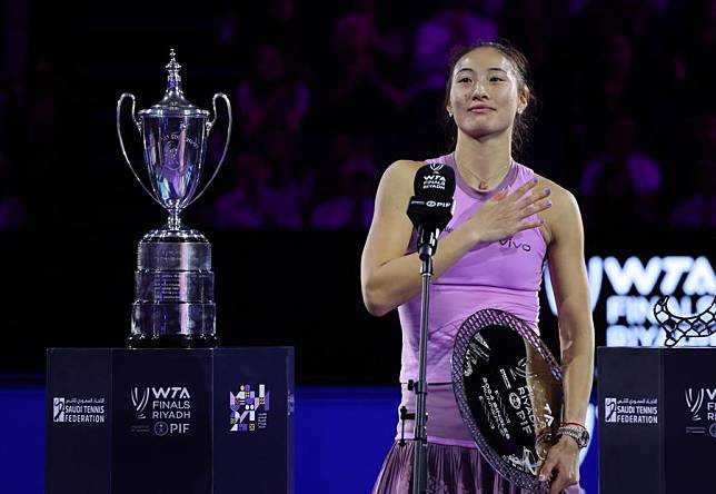 Zheng Qinwen speaks to the audience during the awarding ceremony of the final match against Coco Gauff of the United States at WTA Finals tennis tournament in Riyadh, Saudi Arabia, Nov. 9, 2024. (Xinhua/Wang Haizhou)