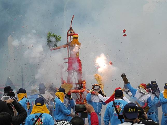 台東元宵神明遶境祈福活動舉辦二天，歡迎遊客來逗熱鬧，感受炸寒單震撼力。（記者鄭錦晴攝）