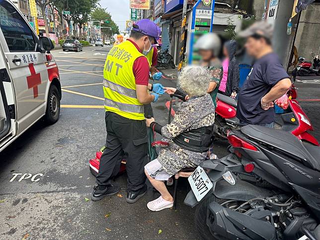 平鎮警方主動上前關心老婦，並緊急通報消防局到場救護。圖：讀者提供