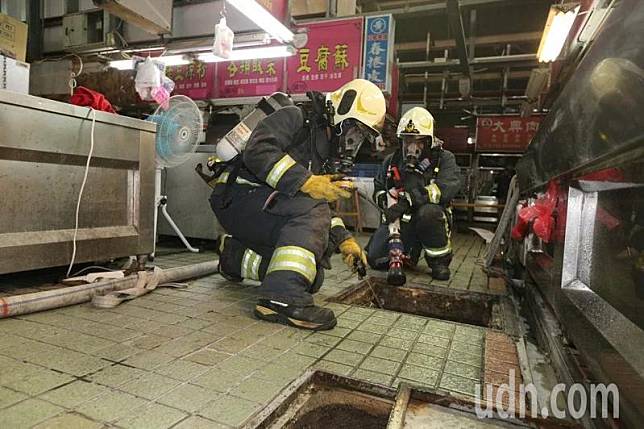 高雄市三民市場今天3名工人因吸入硫化氫沼氣送醫。 記者劉學聖／攝影