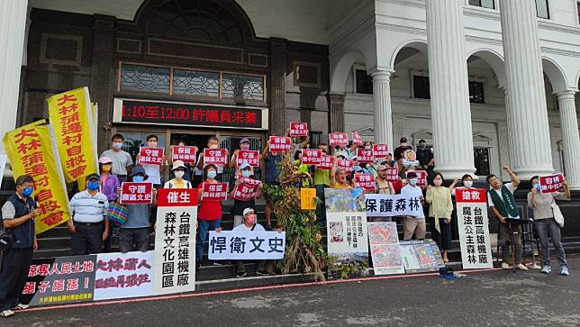 民團今前往高雄市議會連署抗議台鐵高雄機廠開發毀樹。施書瑜攝