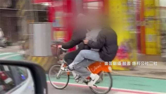 桃園中壢馬路上，出現3貼騎YouBike電輔車奇景。圖／翻攝自爆料公社二社臉書