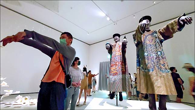 台南美術館二館「亞洲的地獄與幽魂」展覽中，懸空的中國殭屍仿真展示品引爆參觀熱潮(資料照)