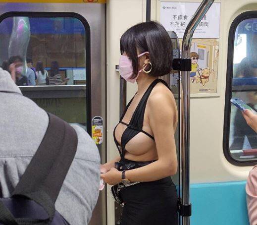網友PO出辣模張嘻嘻搭乘捷運的照片。(圖擷取自爆廢公社)