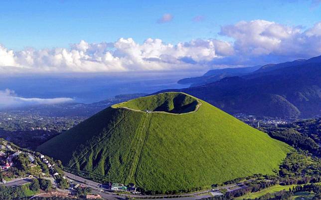 日本也有抹茶山？漫步伊豆半島「大室山」的火山口 飽覽零死角絕美風景