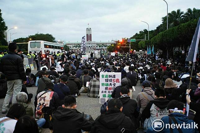 民眾黨主辦的「反霸凌、護勞權」遊行抵達終點凱達格蘭大道，要將民眾的訴求陳情書送進總統府。 圖：林昀真/攝