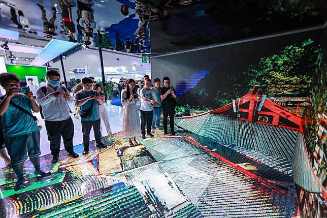Visitors watch videos produced by cloud computing technology at the China International Big Data Industry Expo 2023 in Guiyang, southwest China's Guizhou Province, May 26, 2023. (Xinhua/Ou Dongqu)