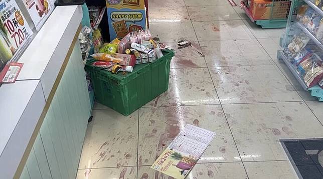 李姓女子酒後在超商結帳時不滿女店員服務態度，竟持酒瓶爆她頭，現場血跡斑斑。(民眾提供)☆飲酒過量 有害健康 禁止酒駕☆