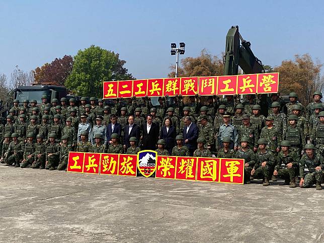 總統蔡英文25日在國安會秘書長顧立雄、國防部長邱國正等人陪同下，前往嘉義陸軍十軍團勗勉52工兵群。(林詠青 攝)