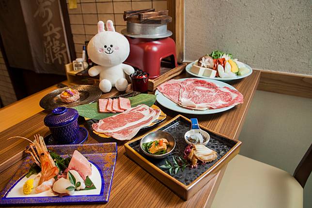 Deluxe Wagyu Set $980/位（晚市供應）：包括前菜三點、海之幸刺身三點、茶碗蒸、海膽和牛他他、季節野菜盛盒、牛料理四品（美國熟成牛、厚切牛舌、日本和牛肉眼、日本和牛西冷）、滿溢筋子釜飯、湯及甜品。