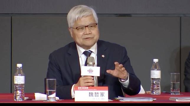 台積電是否重回千元大關：若站穩千元，有望帶動大盤指數向 22,000 點發起攻勢。(圖為董事長魏哲家) 圖：截自台積電股東會直播影片