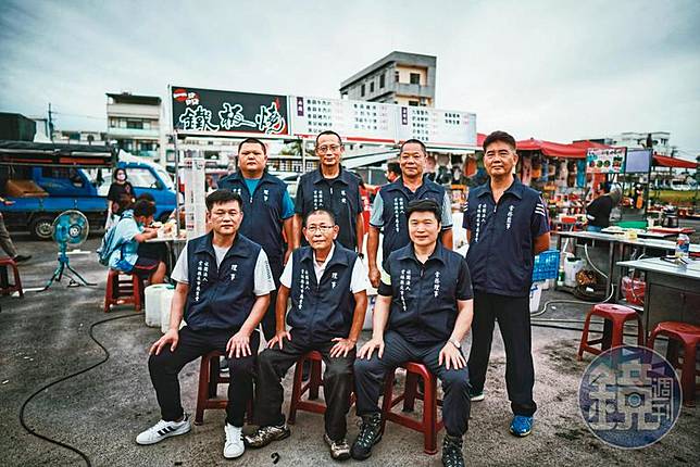 雲林夜市慈愛會的7位創始人，前排右起為賣火鍋的潘茂榮、賣鐵板燒的林治平、賣牛排的謝嘉郎；後排右起為擺彈珠台的蔡文堂、賣霜淇淋的陳金塗、夾娃娃機的陳鴻榮、賣日式雞肉串的楊富程。
