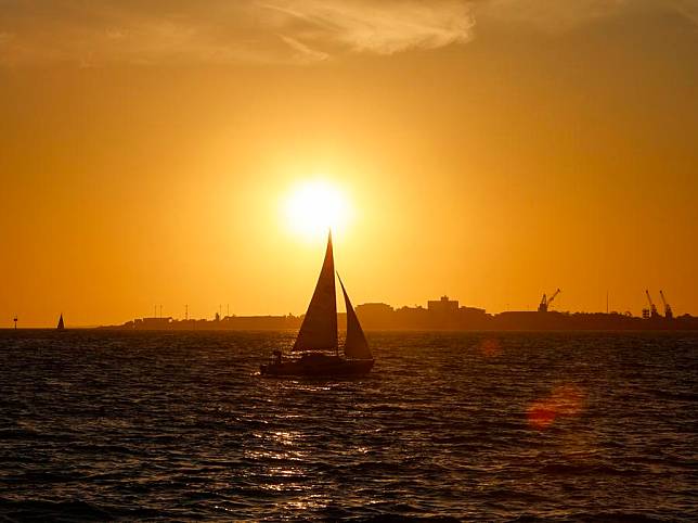 A sailing boat is seen during sunset off the Port Melbourne Beach in Melbourne, Australia, Jan. 10, 2025. (Xinhua/Ma Ping)