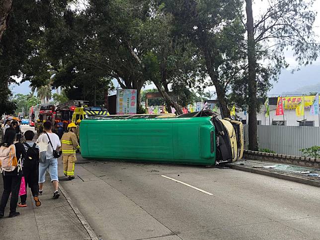 錦上路近四季豪園有小巴翻側。(香港突發事故報料區@fb圖)