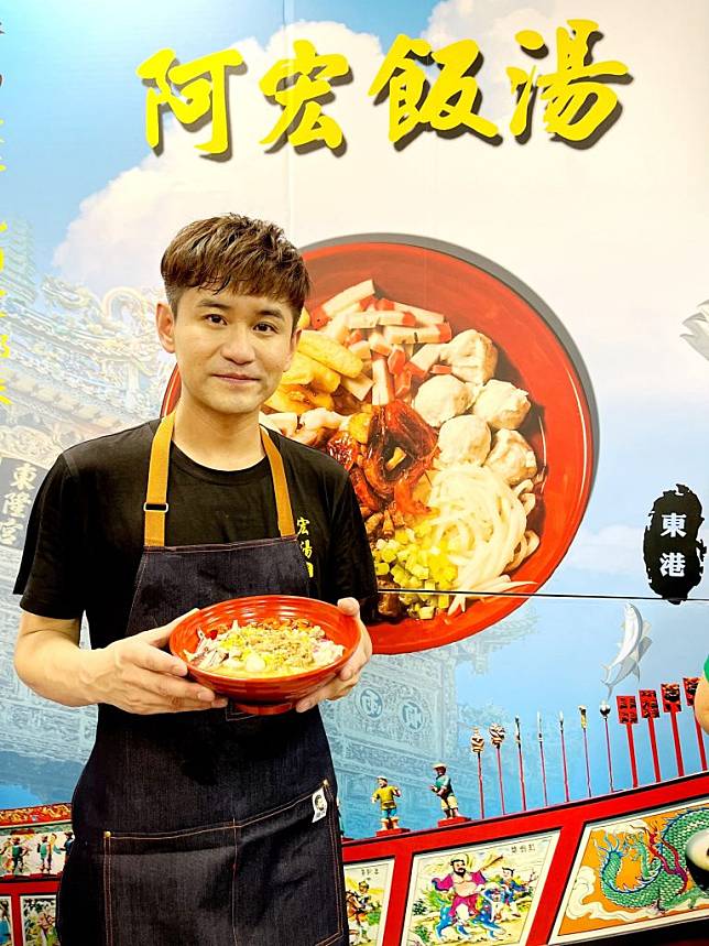 「台語小王子」吳俊宏斜槓變身主廚開店「阿宏飯湯」，27日在台南歸仁開幕。