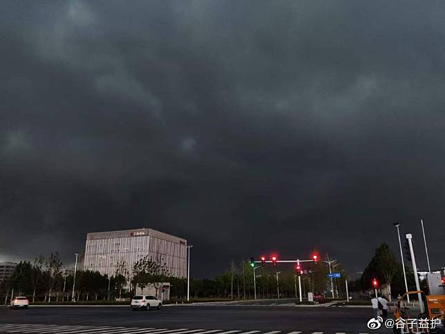 河南省鄭州昨日下午突然下起暴雨，天空一瞬間宛如黑夜。   圖:翻攝自微博