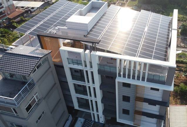 宜蘭五結鄉一處公寓大樓新建太陽光電設備，成為全縣公寓電梯華廈首例。（業者提供）