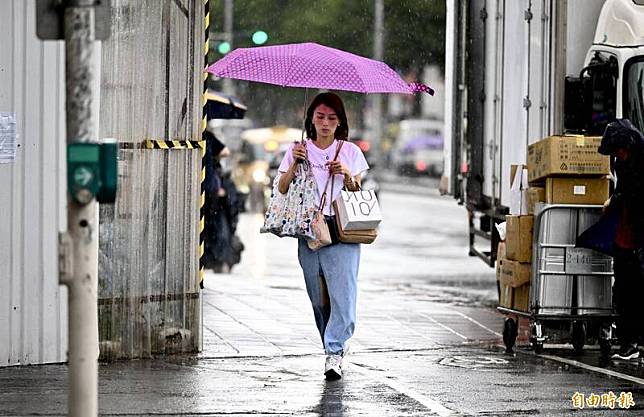 今白天起水氣減少，但桃園以北、東半部地區、恆春半島及金門、馬祖仍有局部短暫雨。(本報資料照)