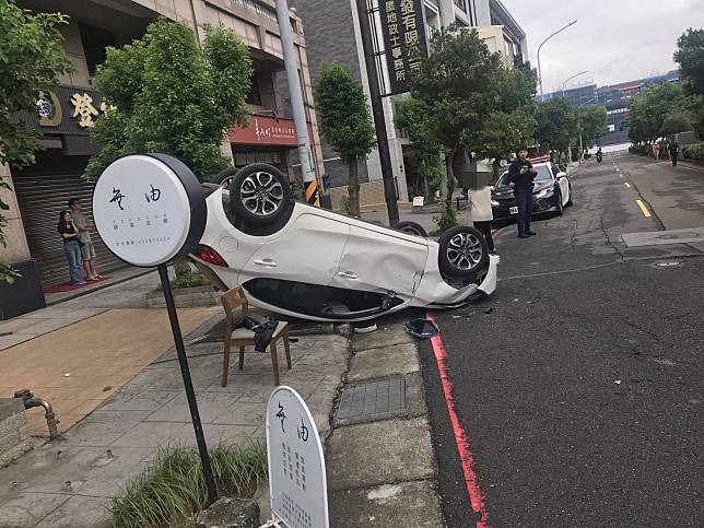 事故導致林女車輛翻覆，所幸她並無受傷。圖：讀者提供