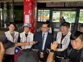 童子賢（中）支持罷免，在議長張峻陪同下接受媒體訪問。（圖：張峻臉書）