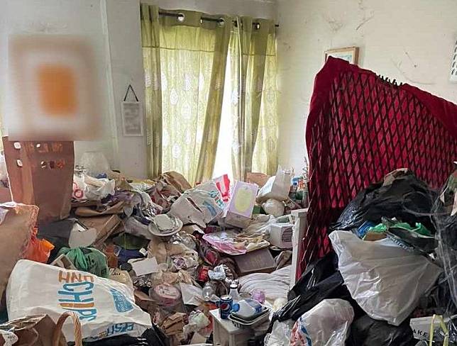 英國一名女屋主自稱患有「黑色垃圾袋」恐懼症，無法打掃，導致家中推滿垃圾、雜物。（翻攝自清潔公司業者廣告網）
