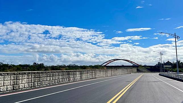 台東市區太平溪右岸一路通工程，南王橋至日光橋段已通車。古和純攝