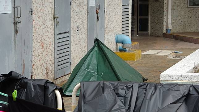 警方以帳篷遮蓋死者遺體。