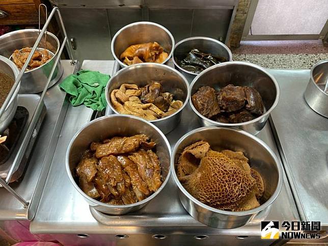 台南１家50多年的知名牛肉麵老店，遭網友指滷味太貴，黃姓業者表示，店內的滷味都是真材實料，不怕消費者比較。