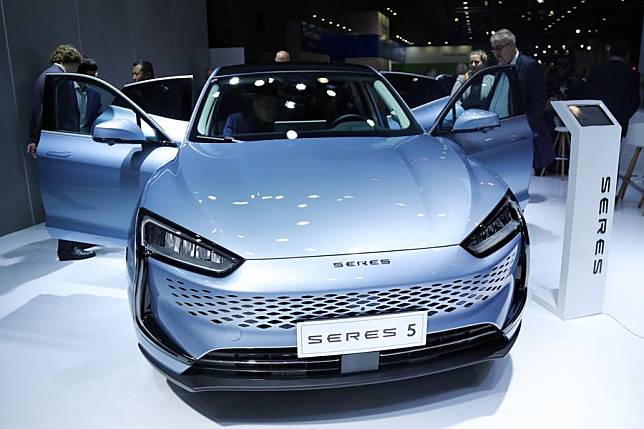 People experience a Seres 5 electric car during a media preview of the 100th Brussels Motor Show in Brussels, Belgium, Jan. 13, 2023. (Xinhua/Zheng Huansong)