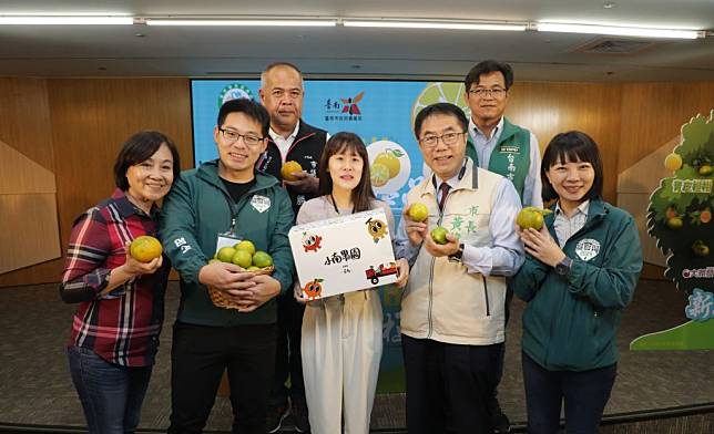 台南市政府將結合全聯、大潤發通路行銷台南椪柑、柳丁。（記者施春瑛攝）