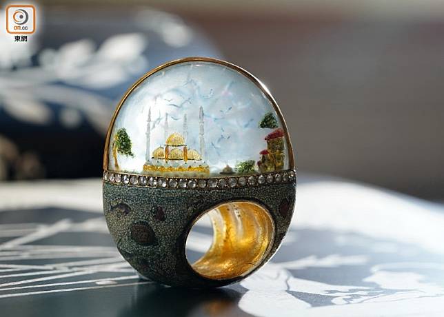 The Fisherman of Samatya戒指，以品牌著名的凹雕工藝，在石英內雕刻出清真寺風景。（方偉堅攝）