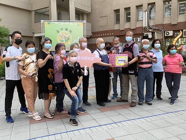 台中醫院昨日在重陽節前夕舉辦「樂活不老嘉年華會」，讓社區長者更有前進的動力。（記者陳金龍攝）