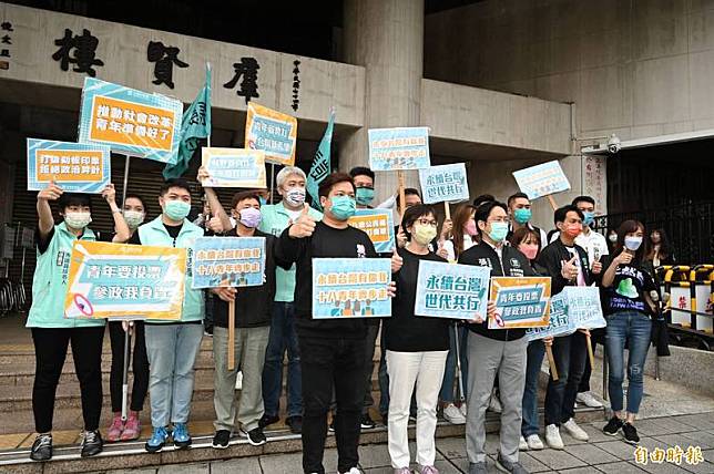 民眾黨召開「18青年動起來，我是國家的未來—台灣民眾黨挺18歲公民權齊步走活動」。(記者田裕華攝)