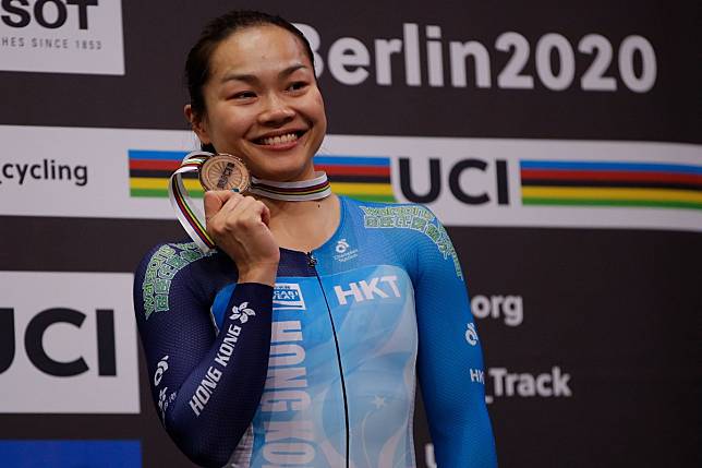 Sarah Lee poses on the podium with her bronze medal at the track cycling World Championships in Berlin. Photo: AFP