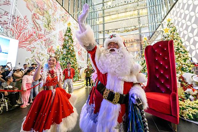 A man dressed as Santa Claus is seen on a street in Kuala Lumpur, Malaysia, Dec. 22, 2024. (Photo by Chong Voon Chung/Xinhua)