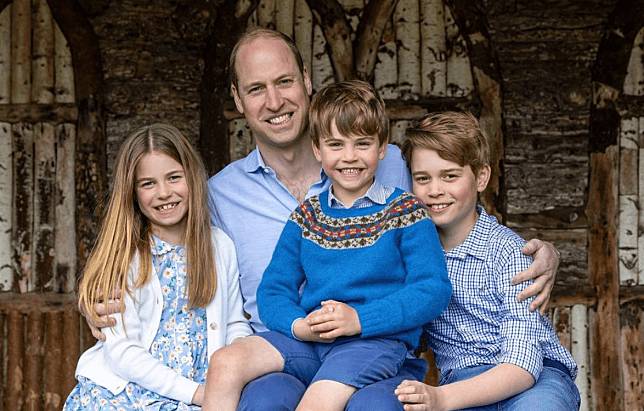 今年英國的父親節是6月18日，英國王室官方貼出威廉王子與3名子女的溫馨合照。（翻攝自princeandprincessofwales IG）