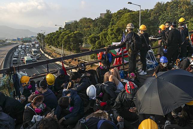 Students protesting at Chinese University throw obstacles onto Tolo highway in Sha Tin, blocking the road and causing gridlock. Photo: Sam Tsang