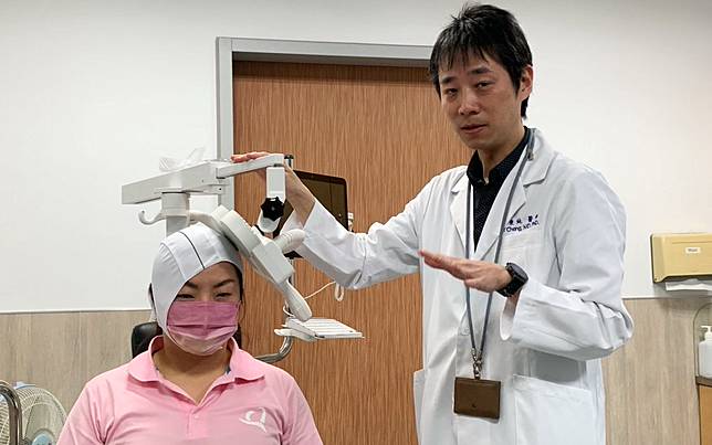 醫師章秉純表示，「rtms重複性經顱磁刺激治療」透過電磁刺激腦前額葉部位，活化其思考使其有更多選擇，不要一直反覆出現對性命有危急的情境。（記者陳金龍攝）