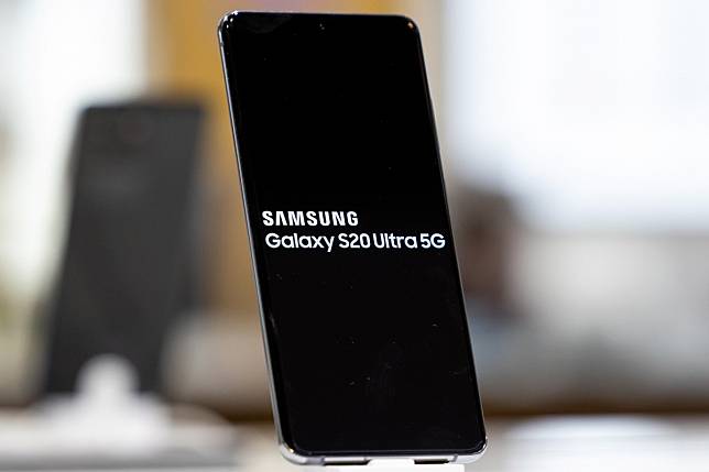 The Samsung Galaxy S20 Ultra houses a 108-megapixel camera, the largest image sensor ever seen in a smartphone and a market-best screen – but focusing problems, a less-than-elegant design and a high price tag may put some buyers off. Photo: Bloomberg