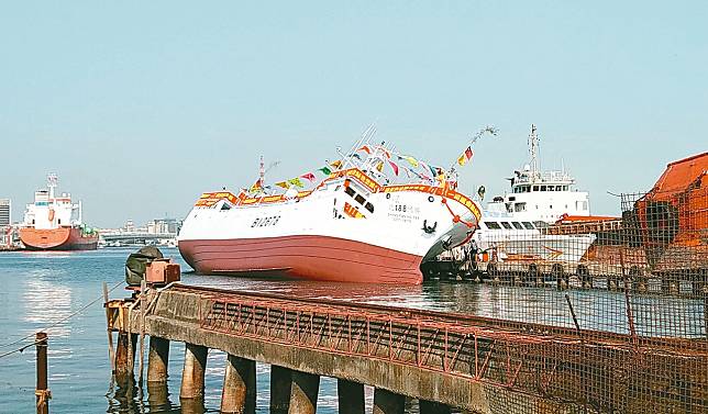 三陽造船廠打造的「勝帆一八八號」漁船昨天舉行下水典禮，詎料才一下水，船身就嚴重傾斜，立即被拖回造船廠碼頭，待扶正後上架。記者林保光／攝影